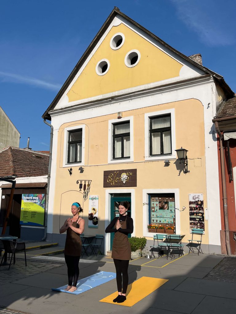 Spontán jóga Szentendrén az Édeni Édességek Boltja előtt